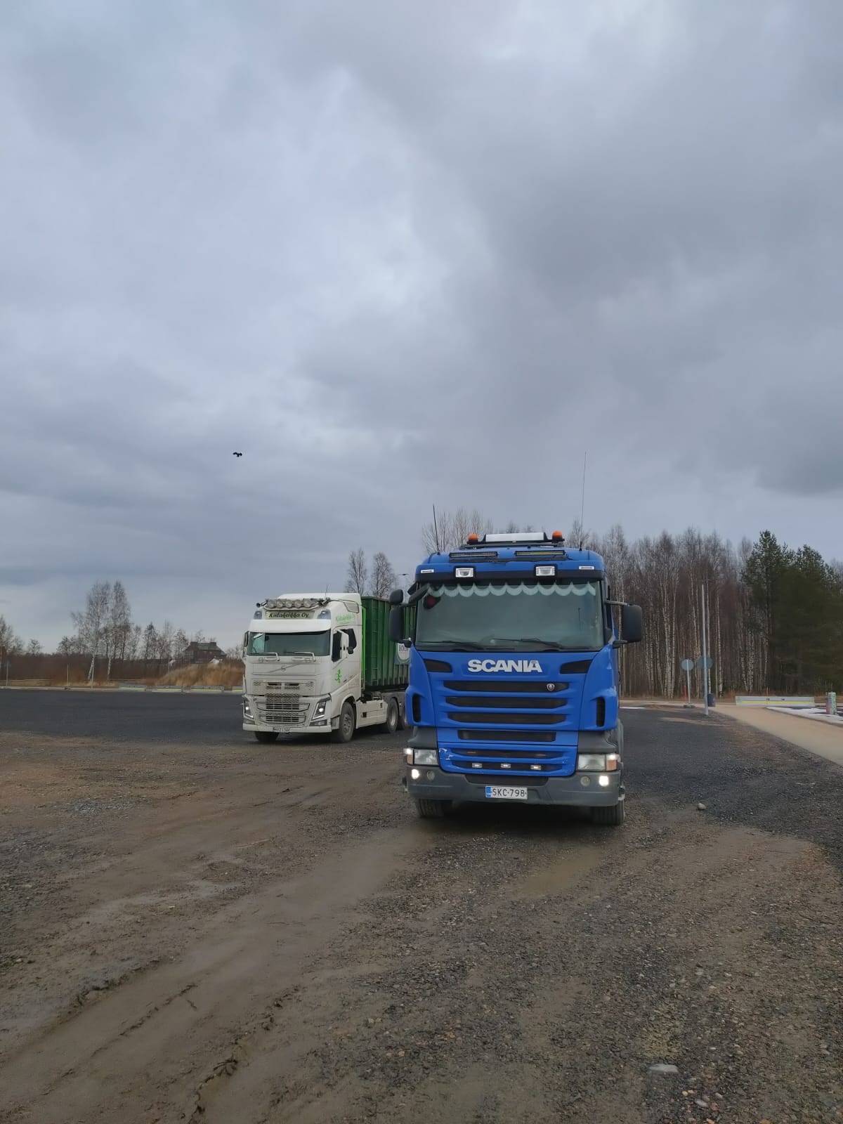 Kuljetuskalustoa rivissä